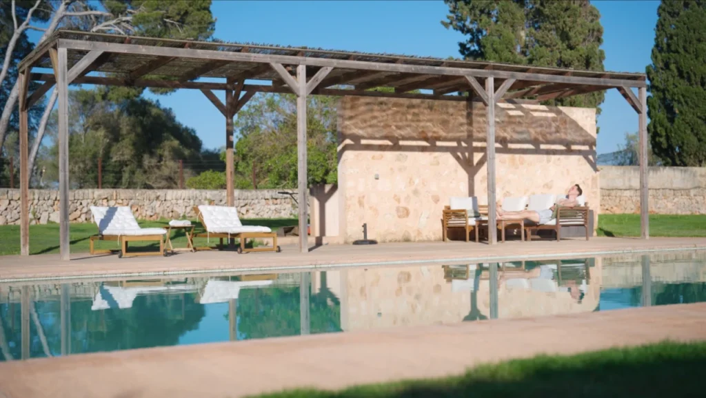 Pergola mit Liegestühlen am Pool der COGNIFUL Residenz auf Mallorca